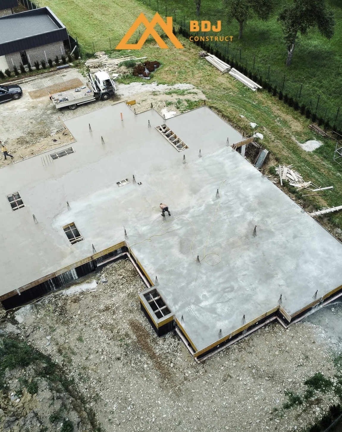 Construcție la roșu văzută de sus, fundație turnată de BDJ Construct în Maramureș