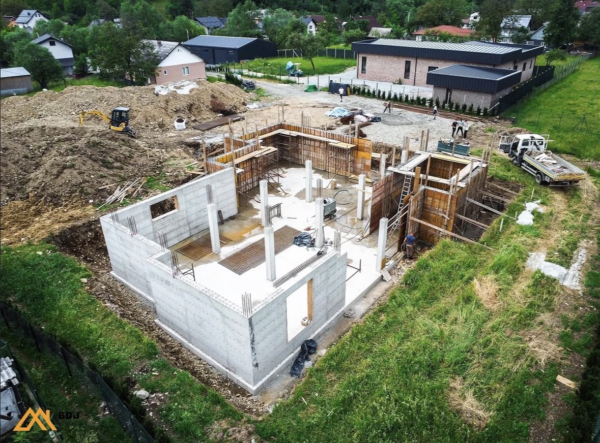 Construcție la roșu cu cofraje, proiect BDJ Construct în Maramureș