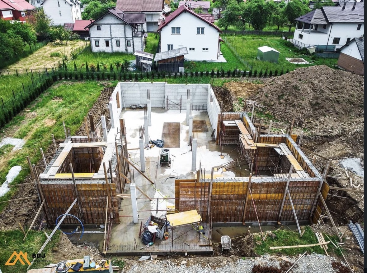 Planșeu și grinzi de beton la o construcție la roșu, BDJ Construct